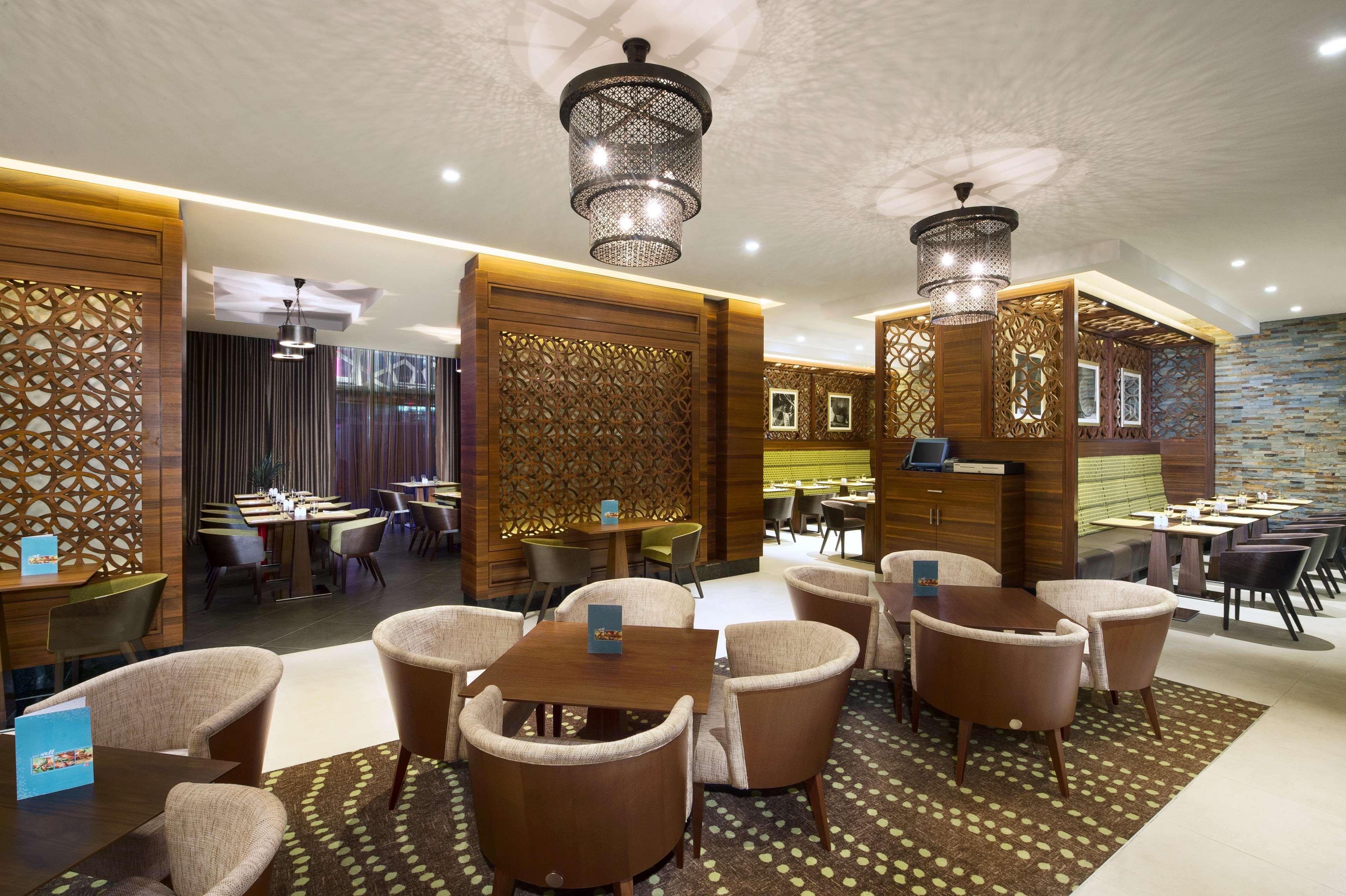 Hilton Garden Inn Dubai Al Muraqabat - Deira Bagian luar foto