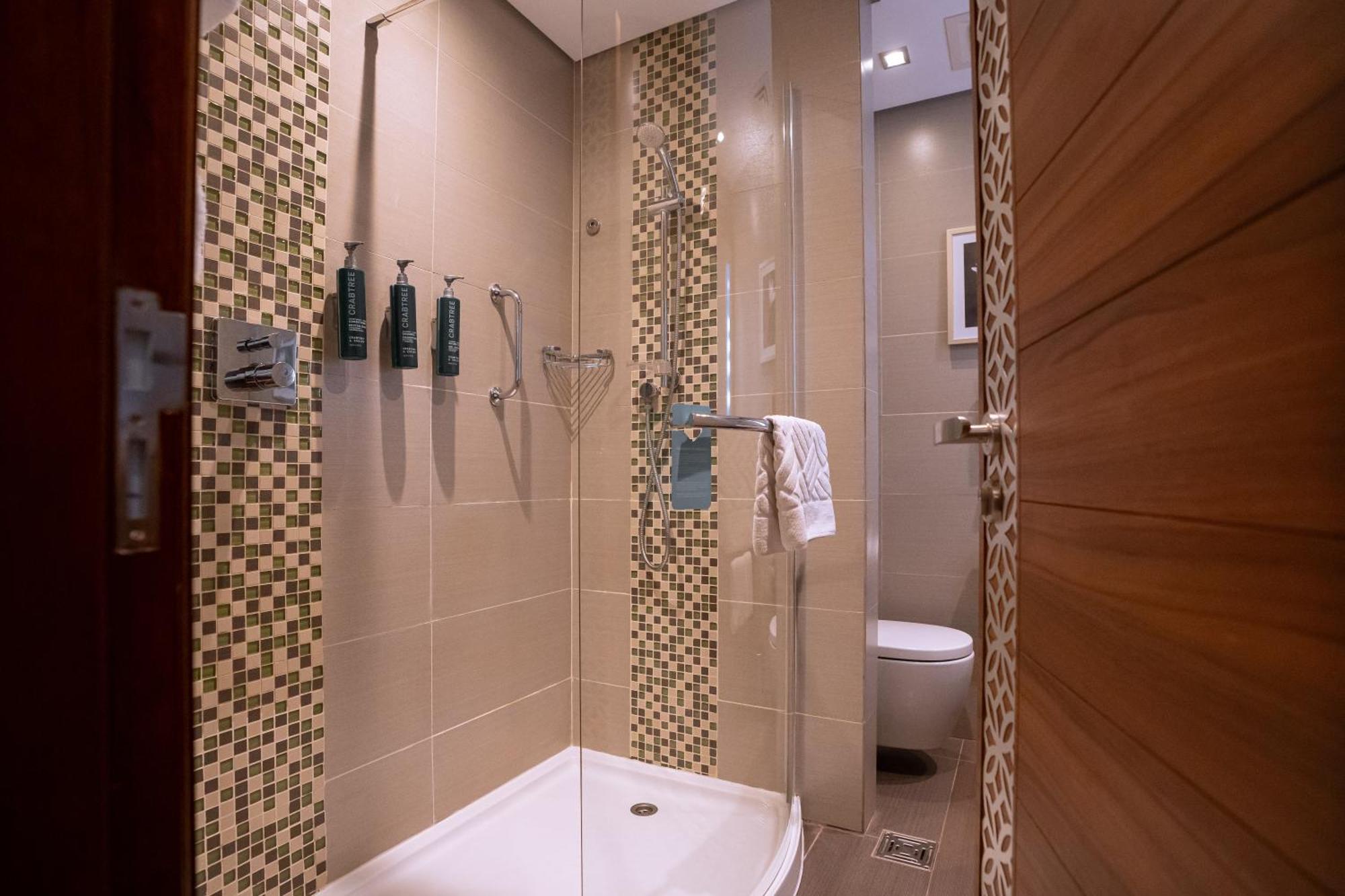 Hilton Garden Inn Dubai Al Muraqabat - Deira Bagian luar foto