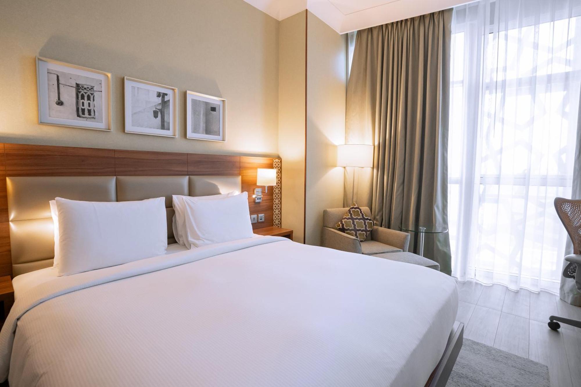 Hilton Garden Inn Dubai Al Muraqabat - Deira Bagian luar foto