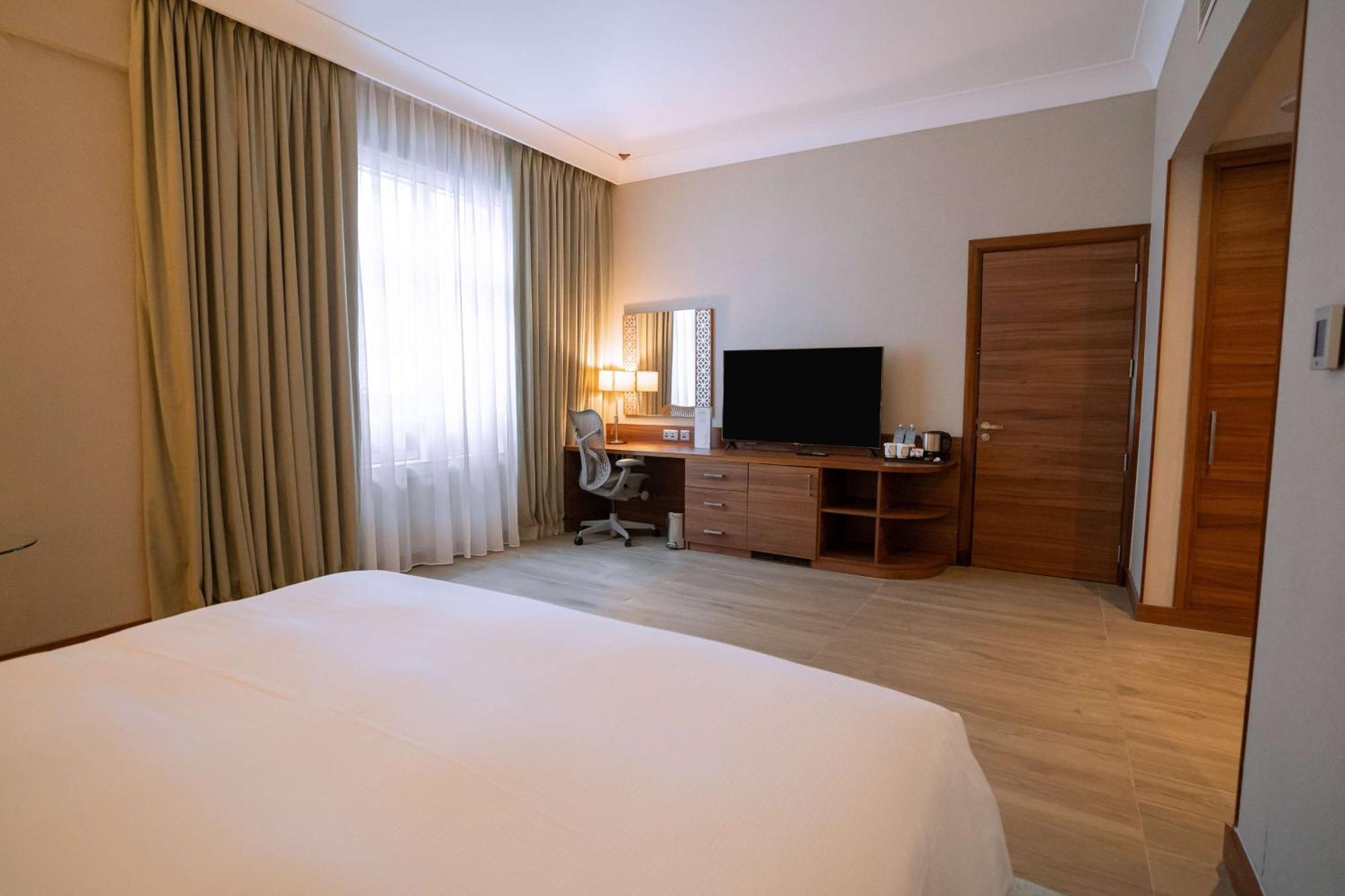 Hilton Garden Inn Dubai Al Muraqabat - Deira Bagian luar foto