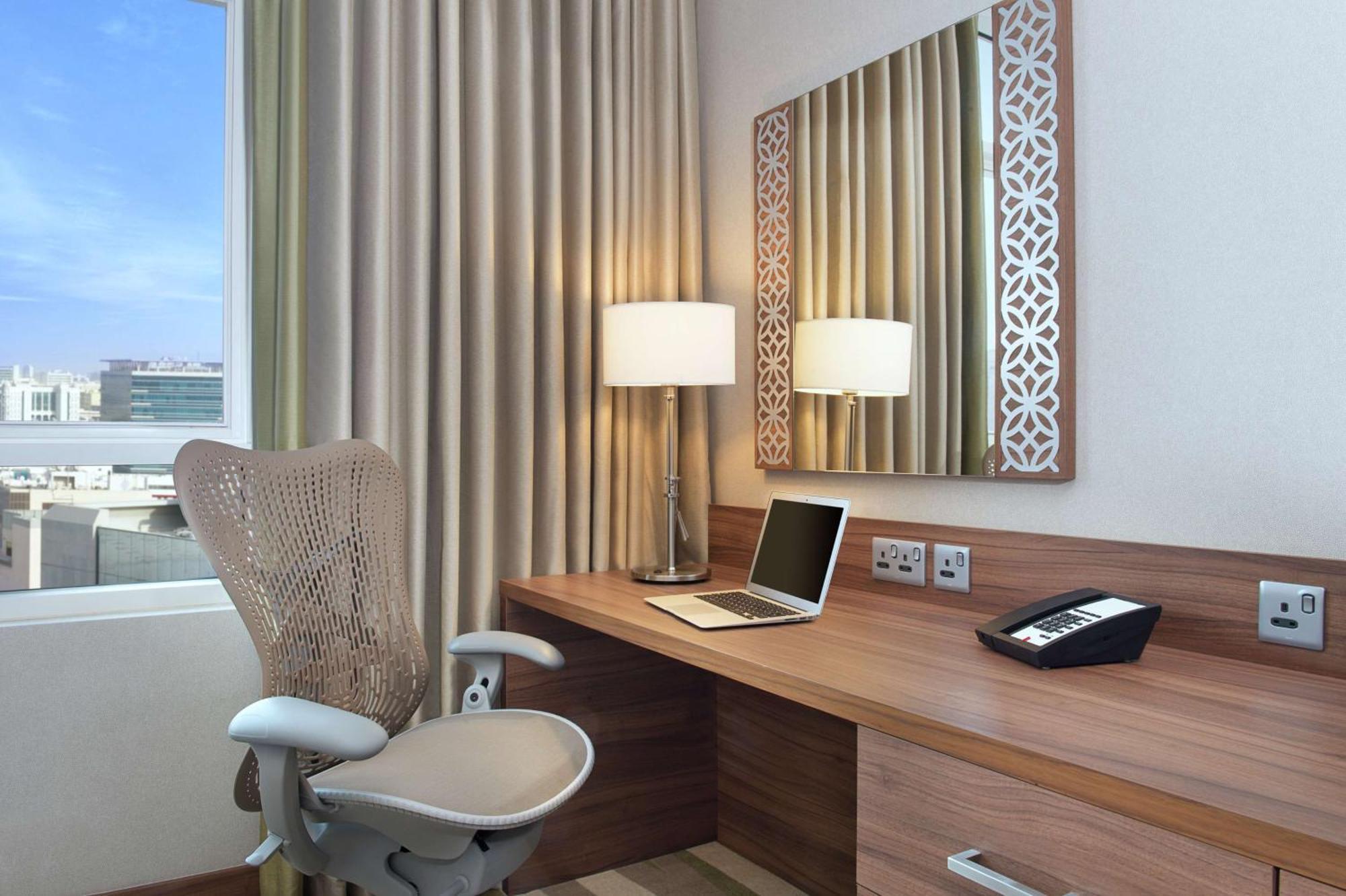 Hilton Garden Inn Dubai Al Muraqabat - Deira Bagian luar foto